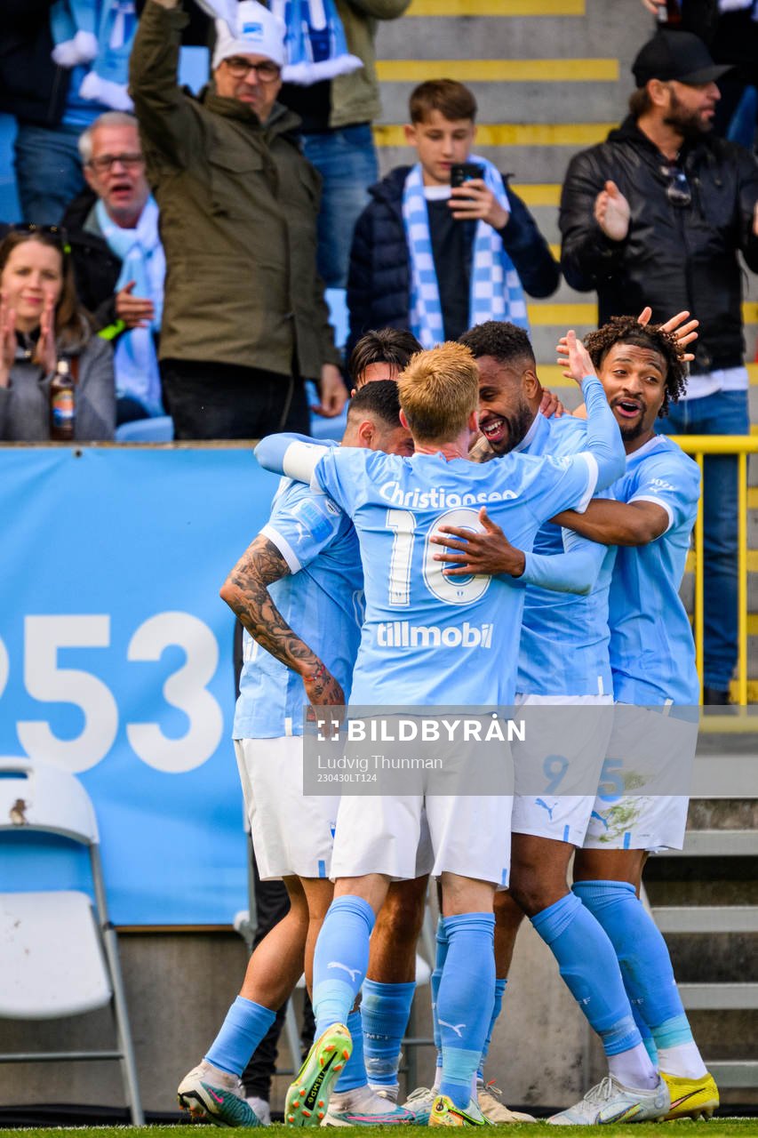 Malmö FFs spelare kramar om Isaac Kiese Thelin