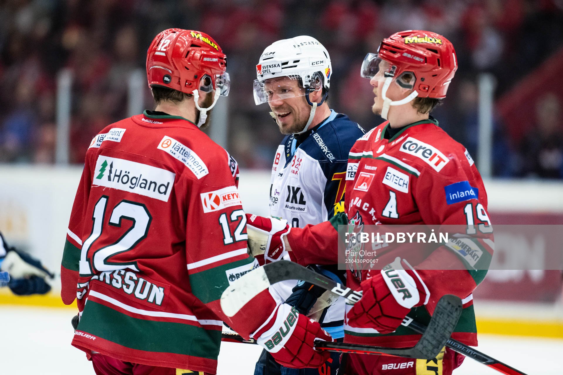 Djurgårdens Nicklas Danielsson i en diskussion med Modos