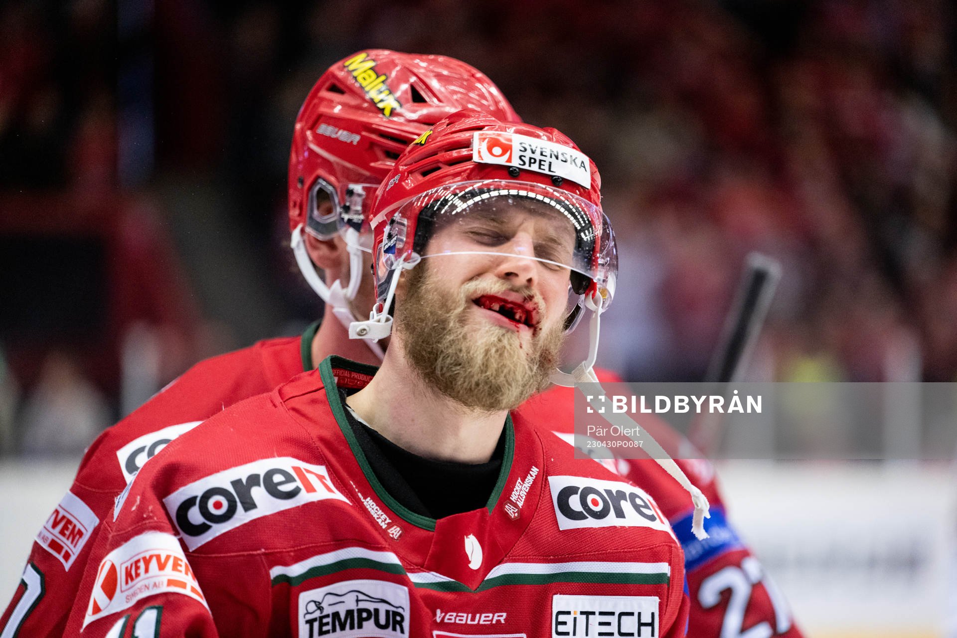 Modos Josef Ingman blöder från munnen