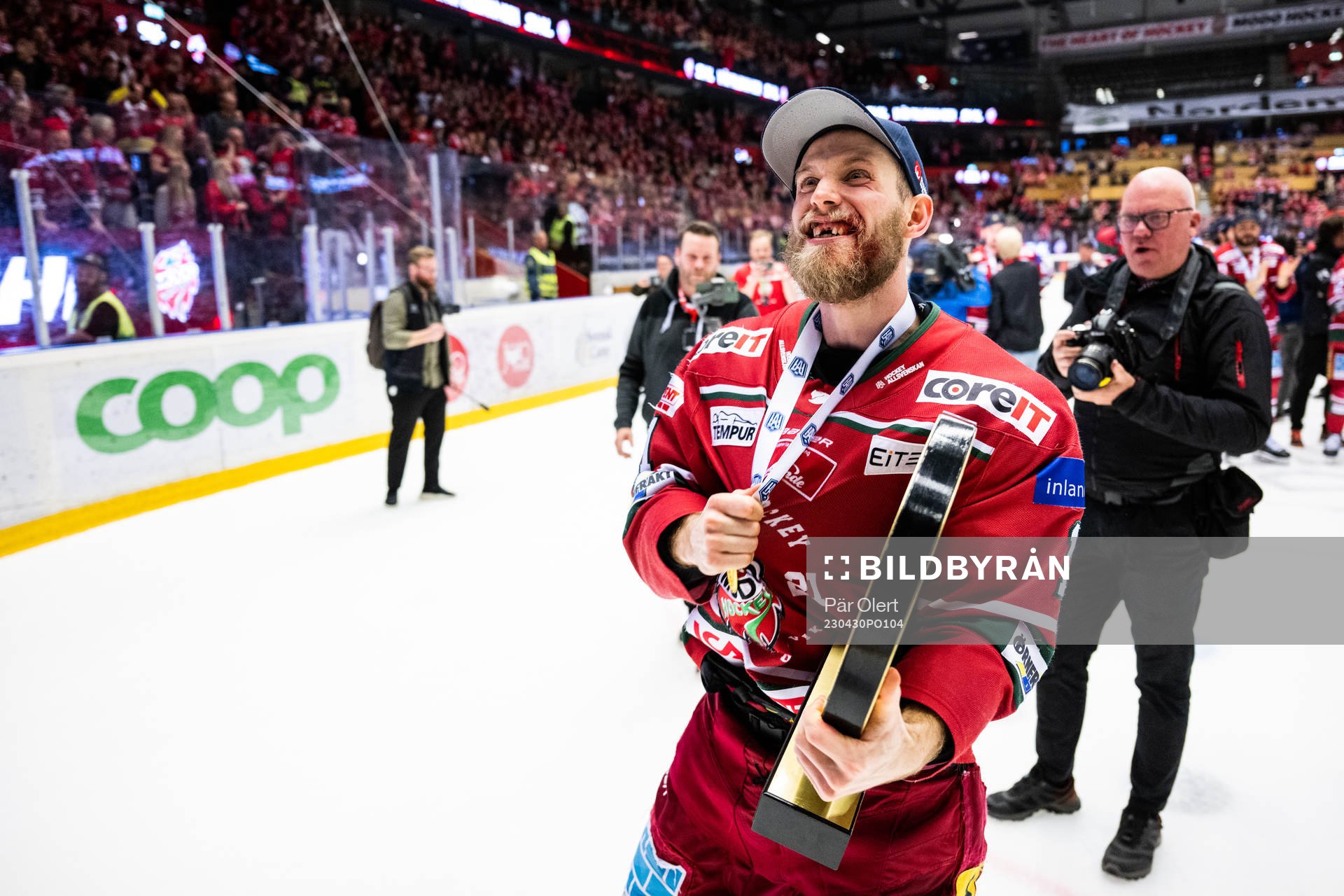 Modos Josef Ingman jublar med pokalen