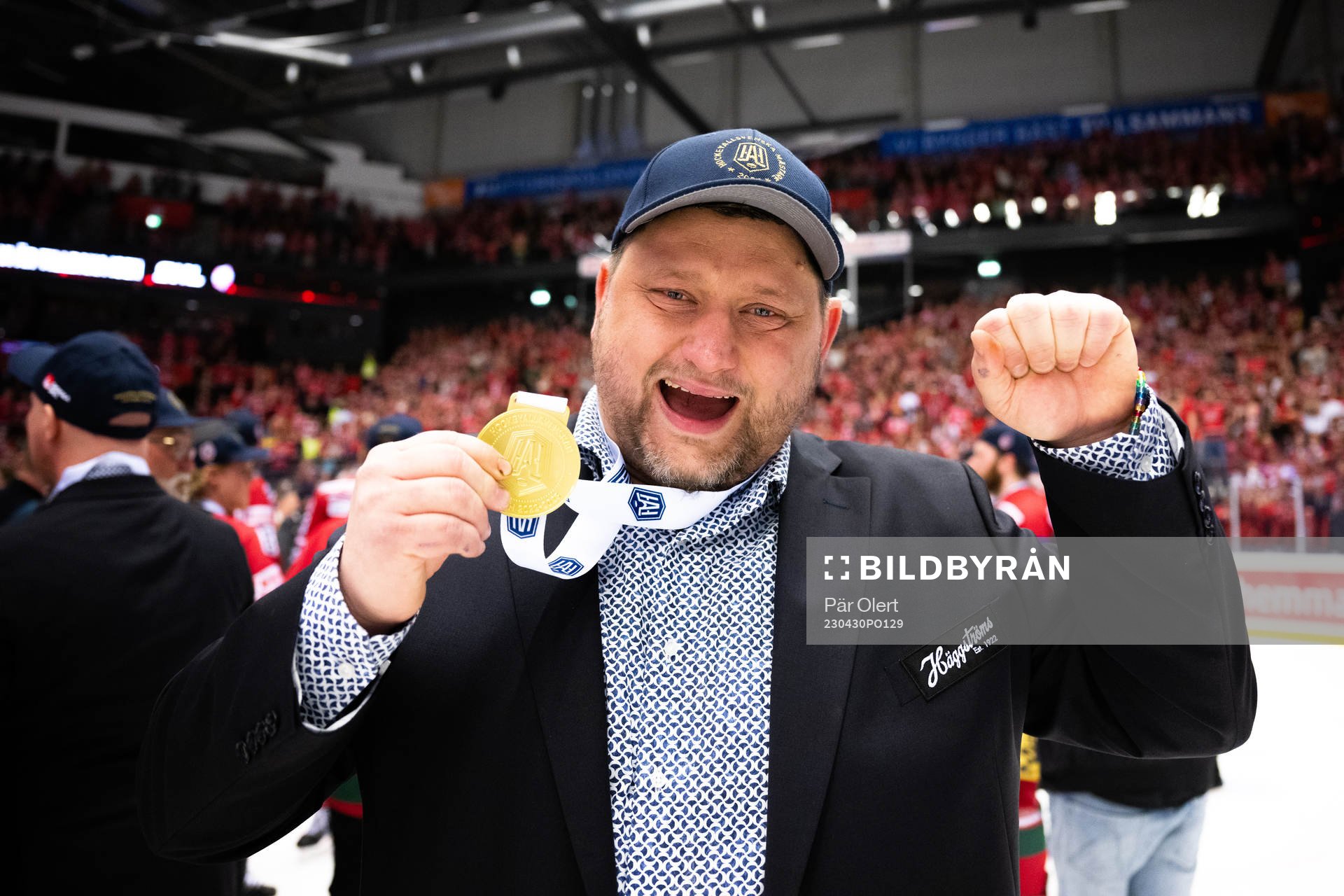 Modos tränare Mattias Karlin jublar