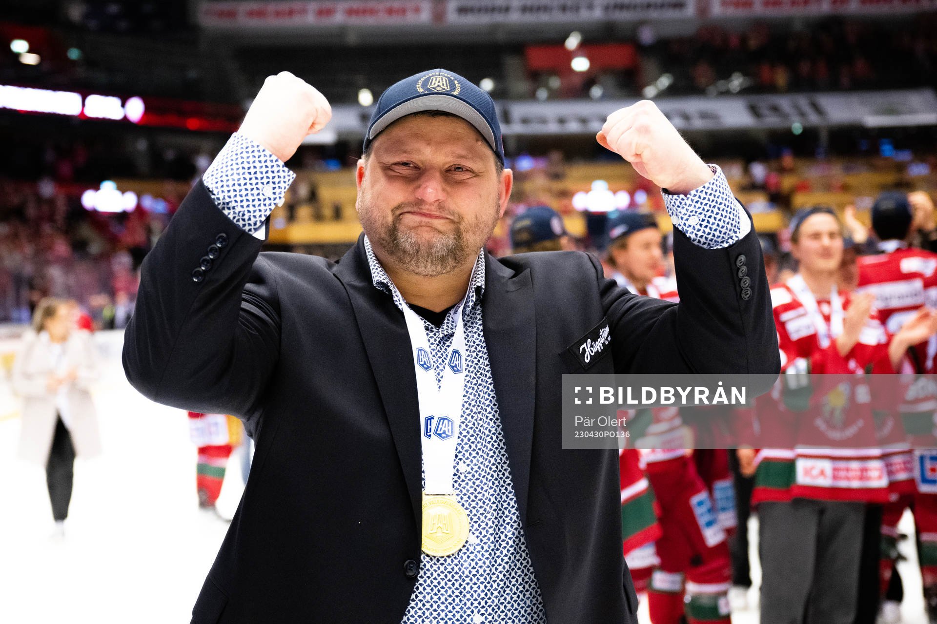 Modos tränare Mattias Karlin jublar
