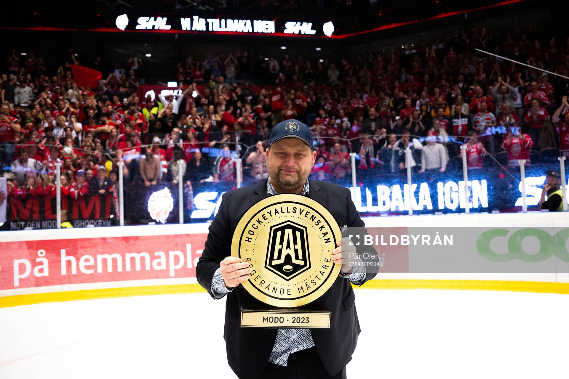 Modos tränare Mattias Karlin med pokalen