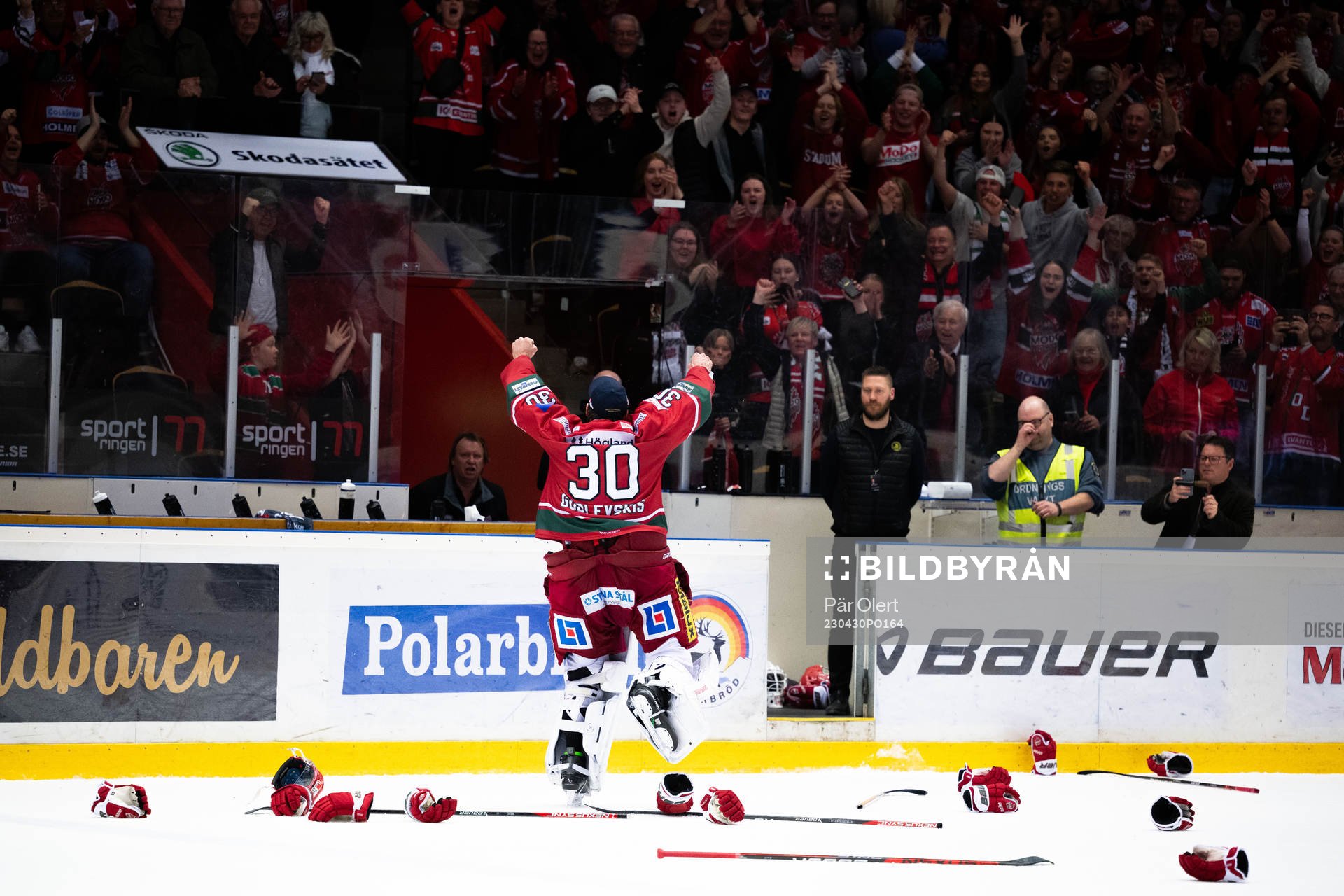 Modos målvakt Kristers Gudlevskis jublar