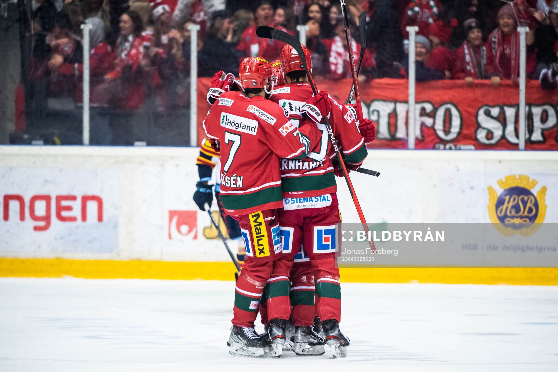 Modos Oscar Pettersson jublar med lagkamrater