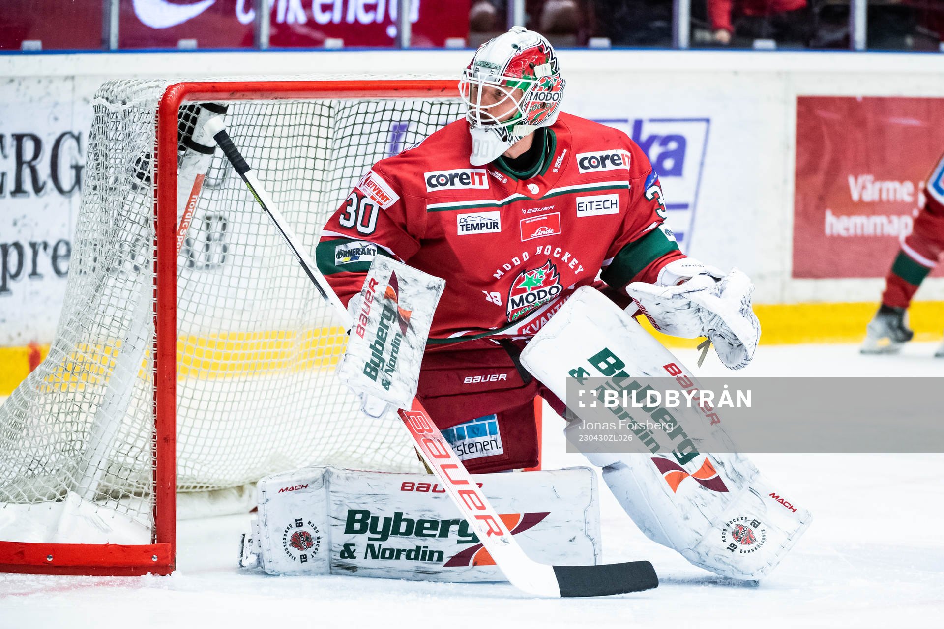 Modos målvakt Kristers Gudlevskis värmer upp