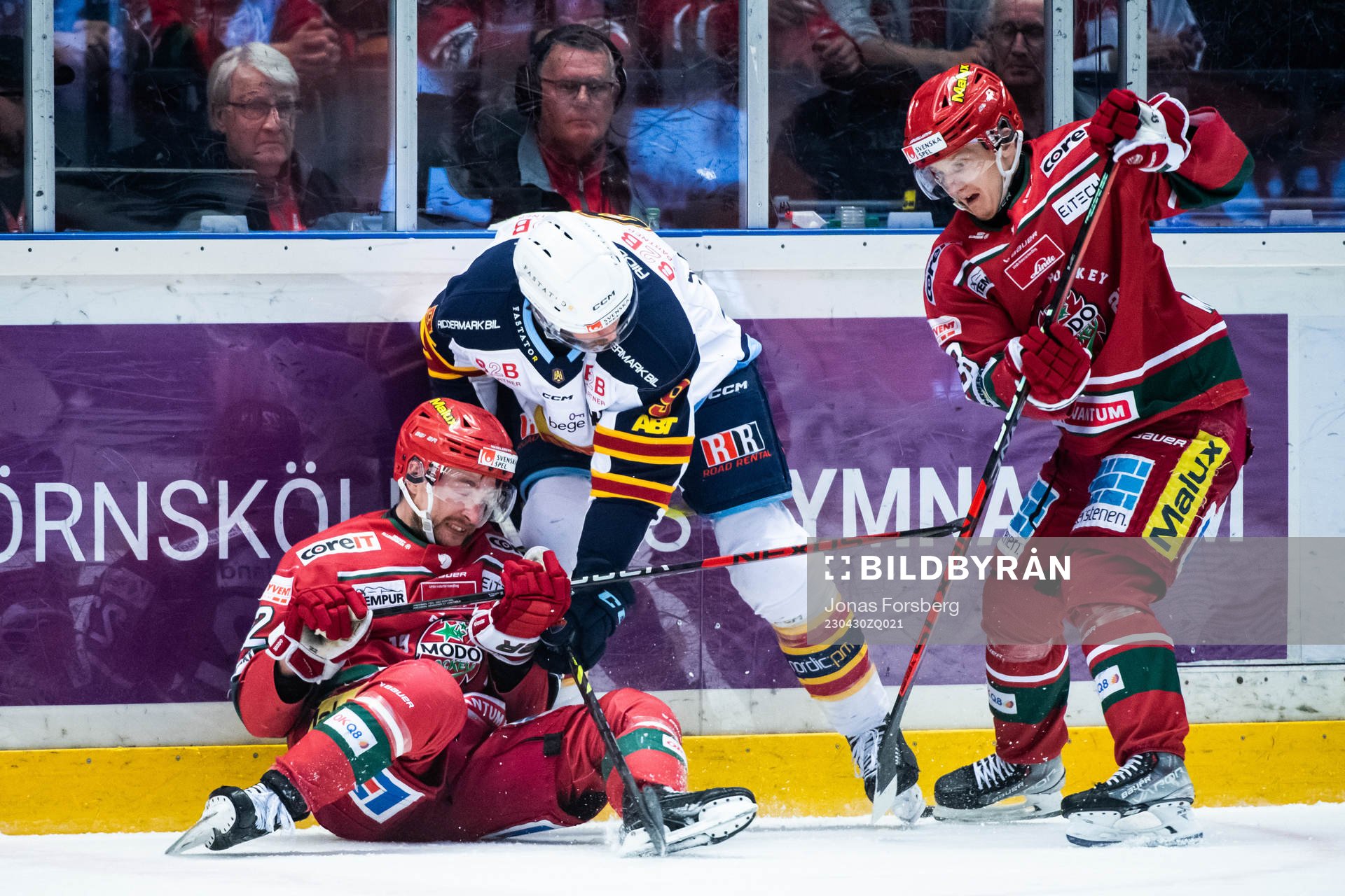 Modos Adam Pettersson och Djurgårdens Cameron Ernst