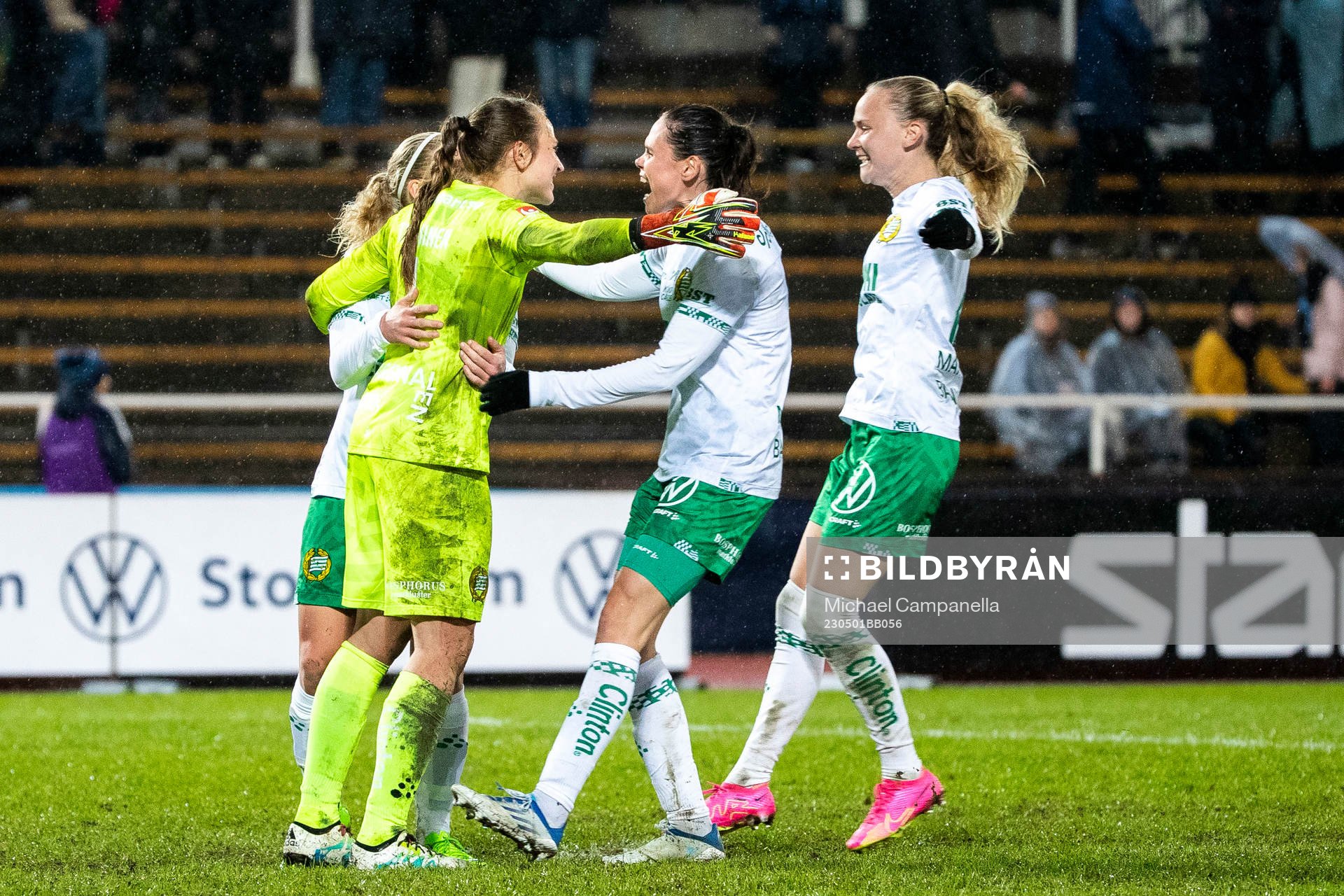 Hammarbys målvakt Anna Tamminen jublar med lagkamrater