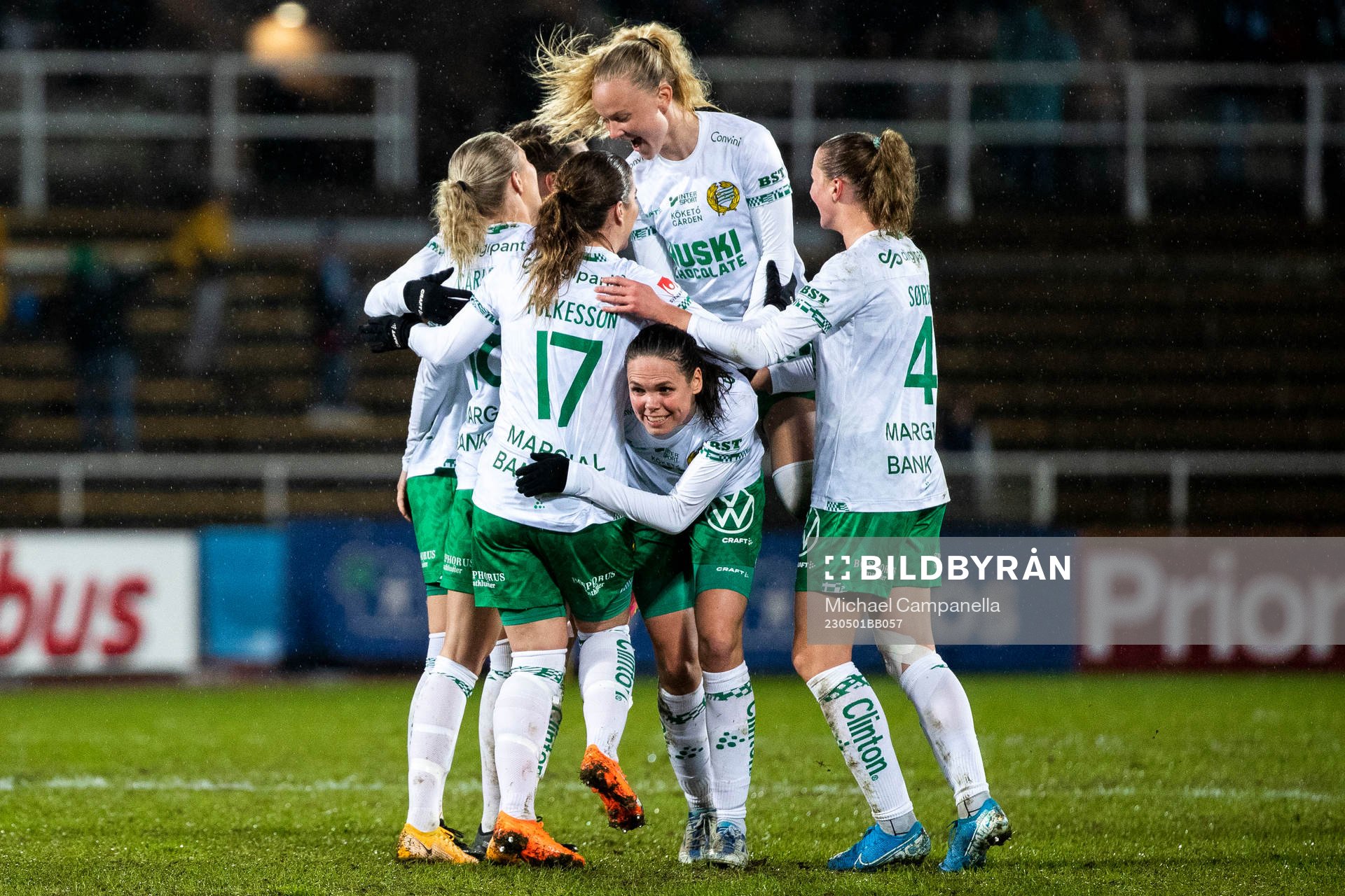 Hammarbys spelare jublar