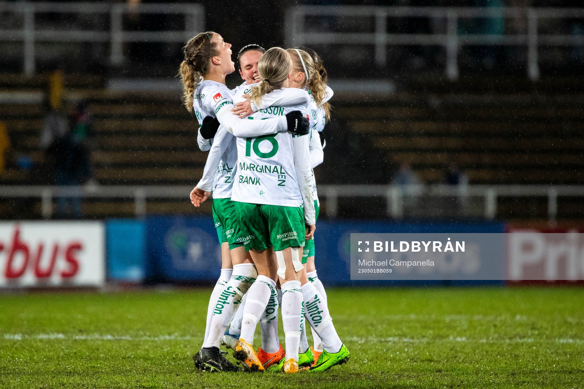 Hammarbys spelare jublar
