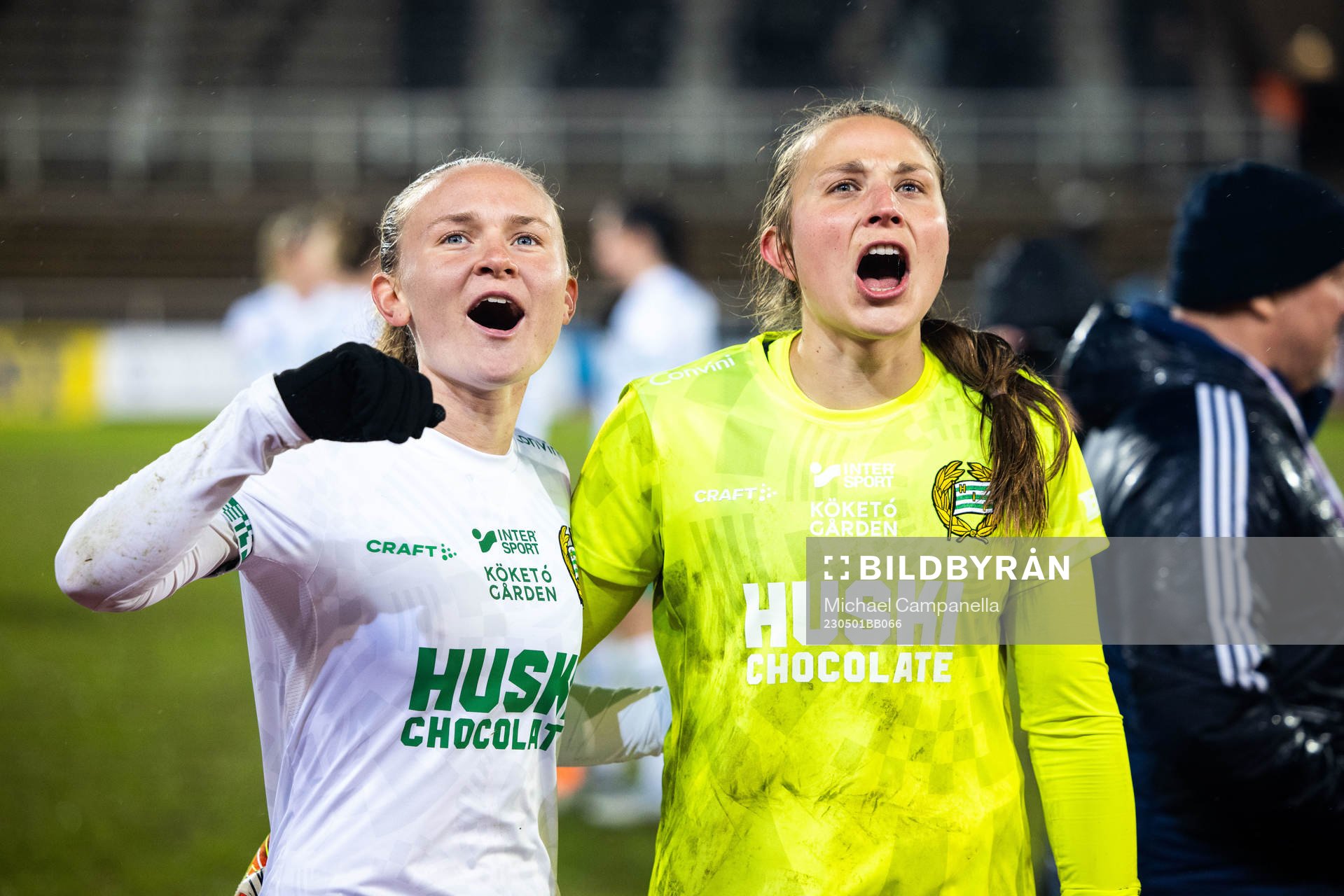 Hammarbys Matilda Vinberg och målvakt Anna Tamminen jublar