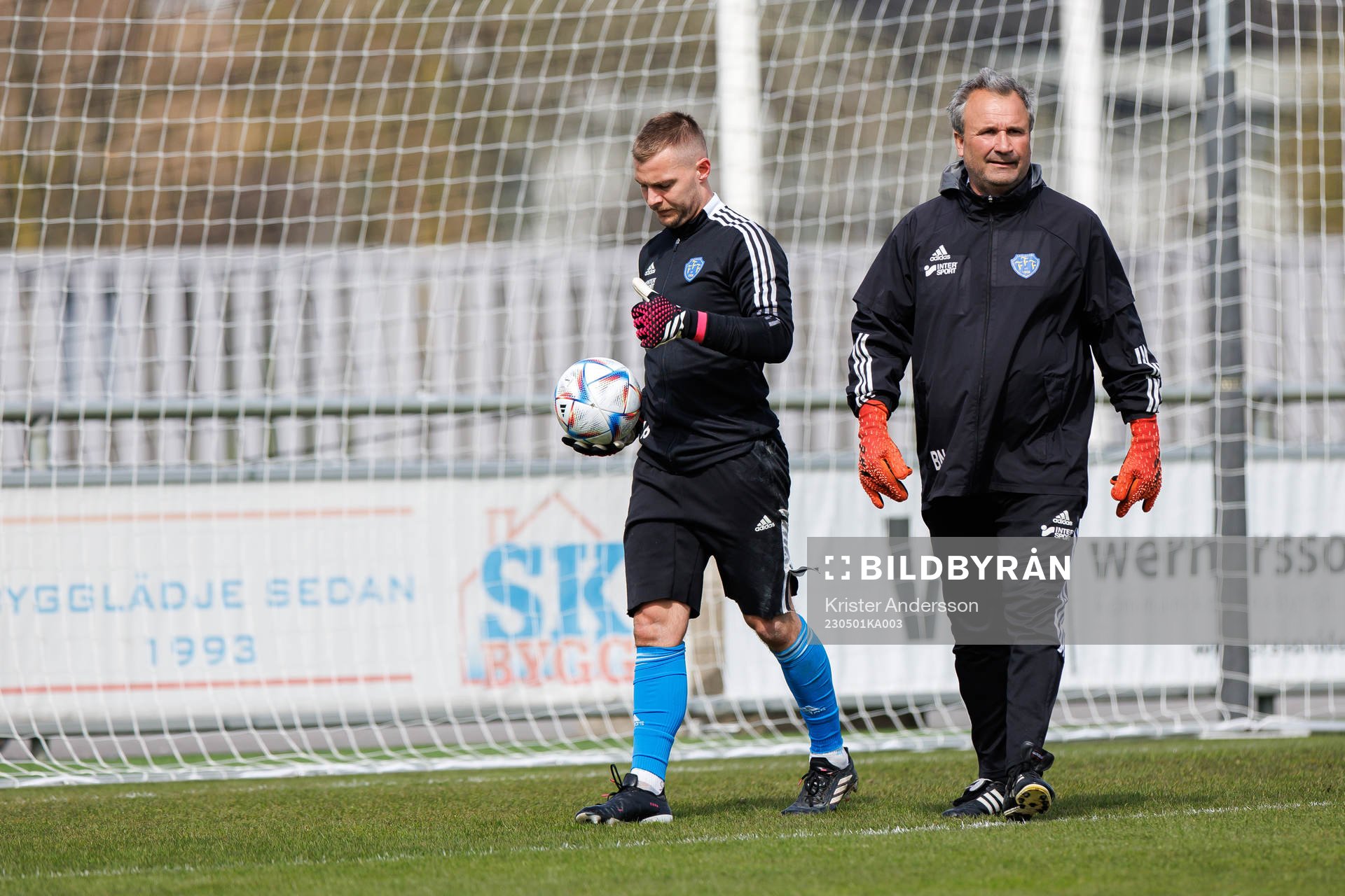 Falkenbergs målvakt Anton Andersson och målvaktstränare Björn Nordberg inför fotbollsmatchen i Ettan södra mellan Falkenberg och Ljungskile den 1 maj 2023 i Falkenberg.