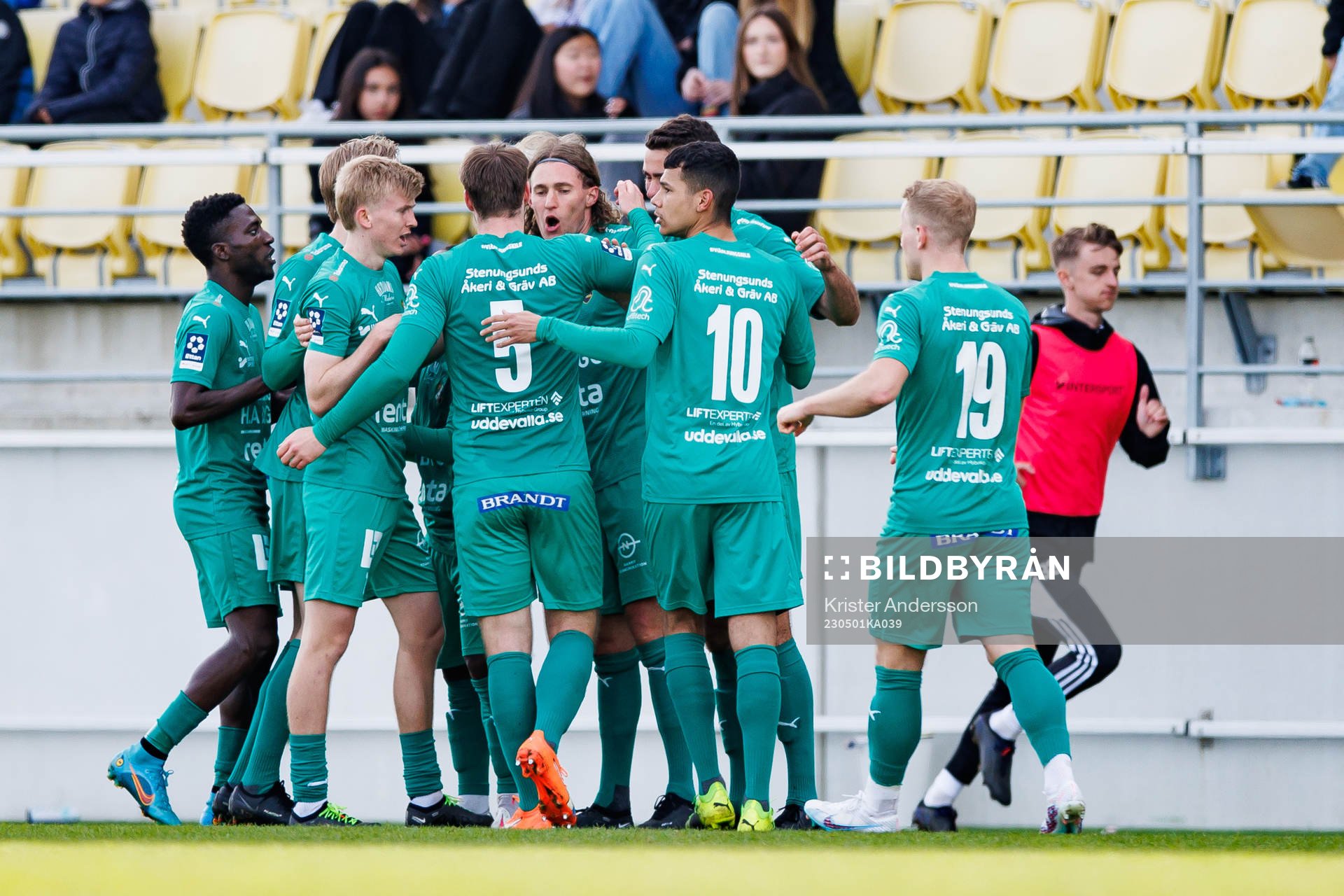 Ljungskiles Jared Odenbeck jublar med laget