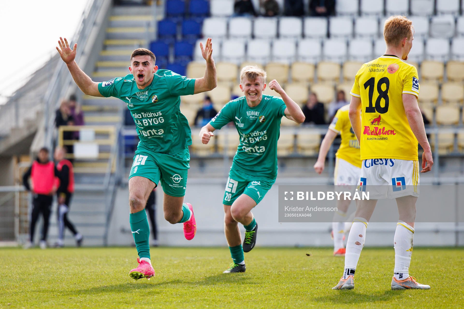 Ljungskiles Aulon Bitiqi och Otto Ingham jublar