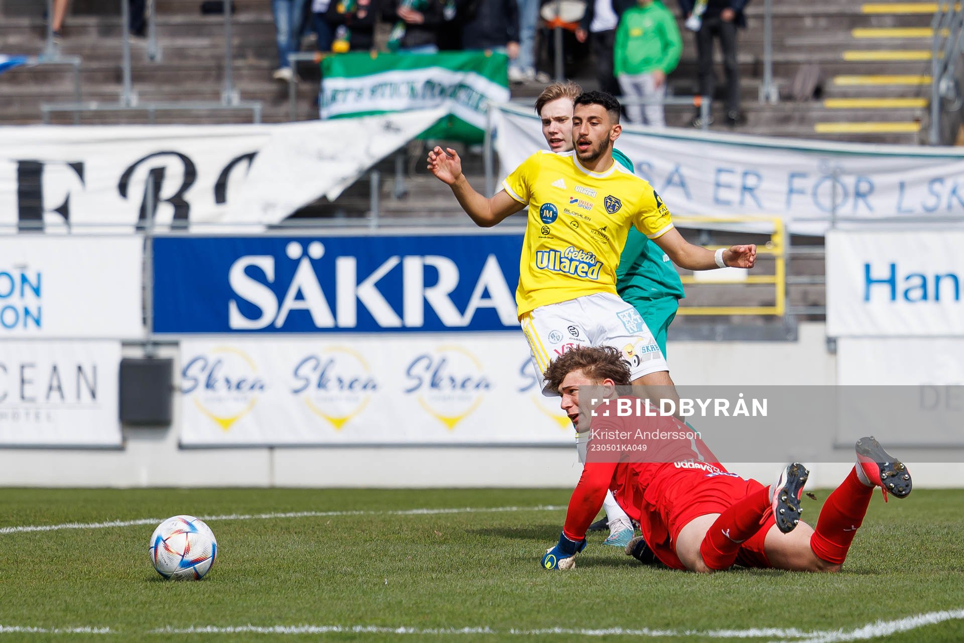 Falkenbergs Leonardo Farah Shahin och Ljungskiles målvakt Kees Sims under fotbollsmatchen i Ettan södra mellan Falkenberg och Ljungskile den 1 maj 2023 i Falkenberg.