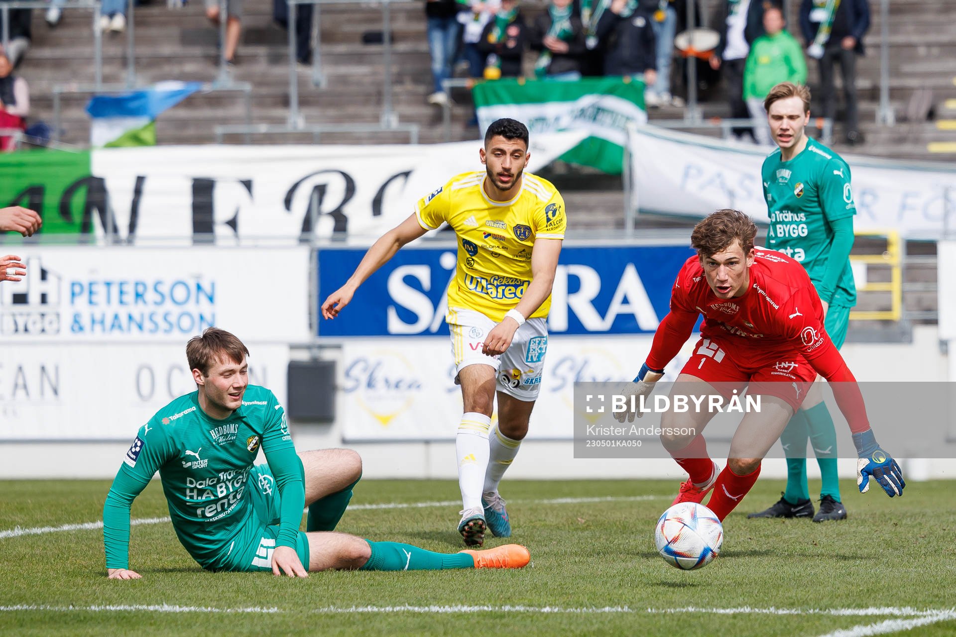 Falkenbergs Leonardo Farah Shahin och Ljungskiles målvakt Kees Sims under fotbollsmatchen i Ettan södra mellan Falkenberg och Ljungskile den 1 maj 2023 i Falkenberg.