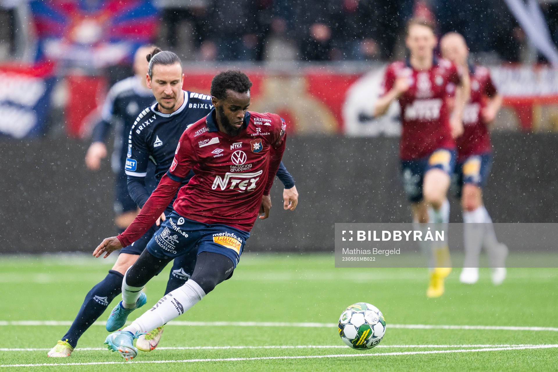 Utsiktens Edin Hamidovic och Örgrytes Mubaarak Nuh under fotbollsmatchen i Superettan mellan Utsikten och Örgryte den 1 maj 2023 i Göteborg. 