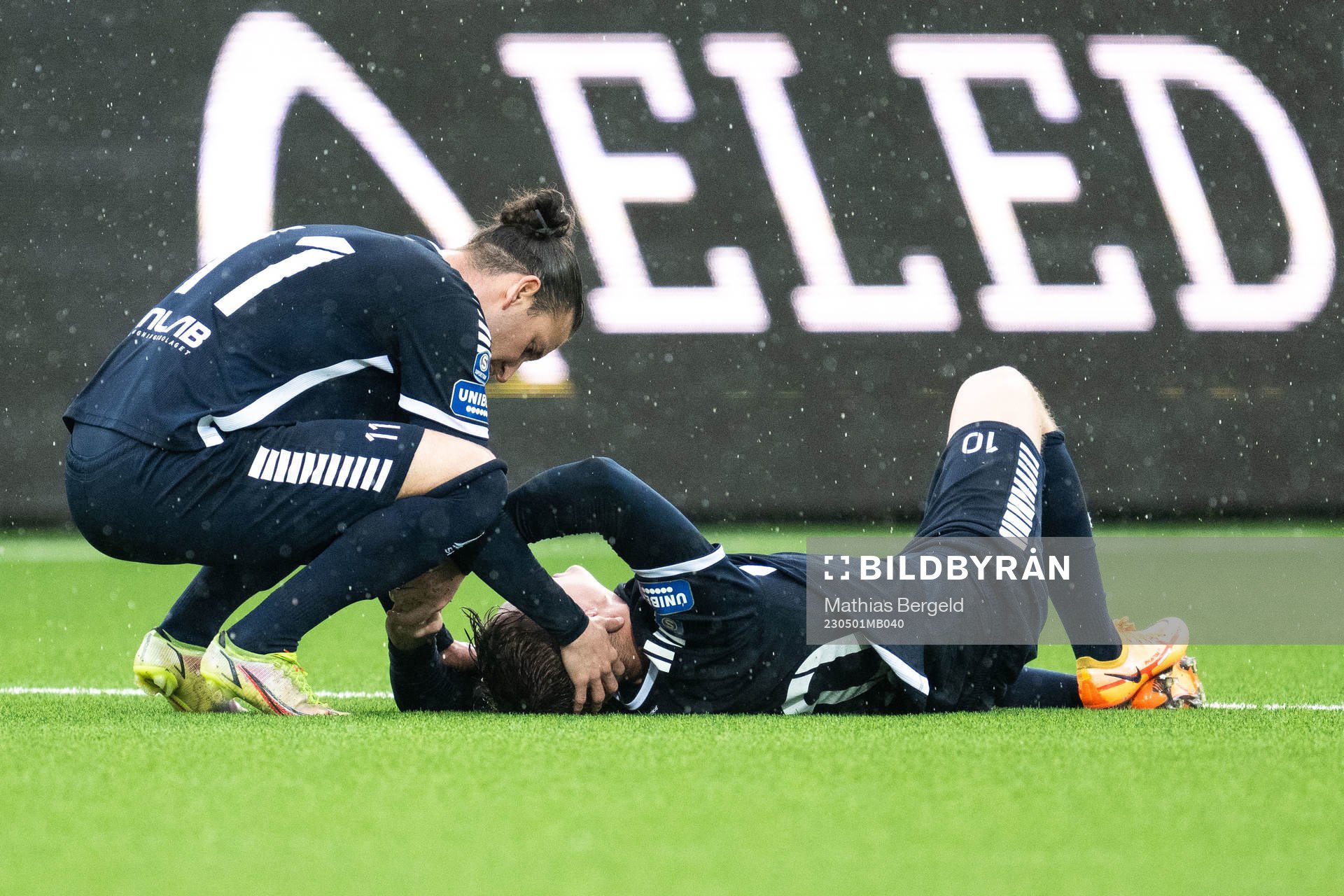 Utsiktens Edin Hamidovic hjälper Albin Skoglund som har ont