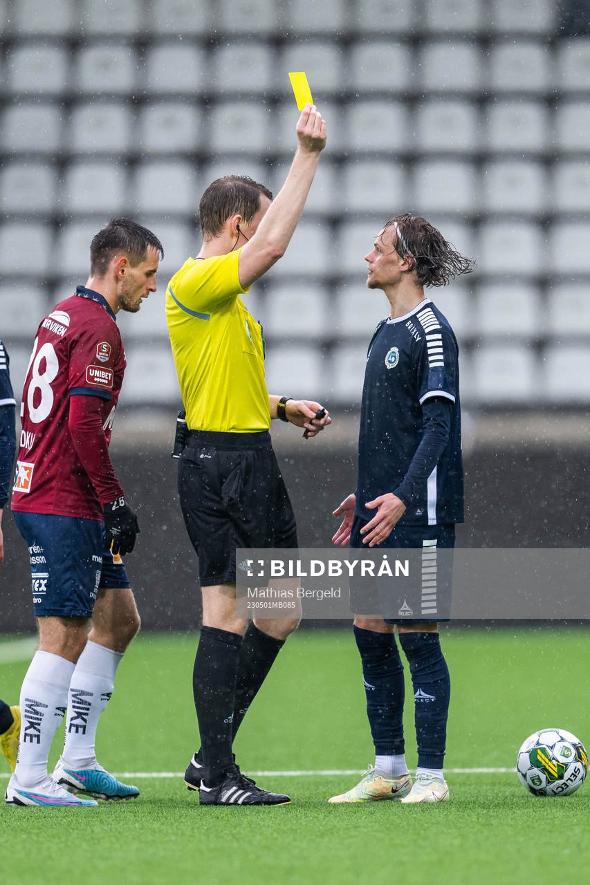 Utsiktens Fredrik Martinsson varnas av domare Oscar Johnson