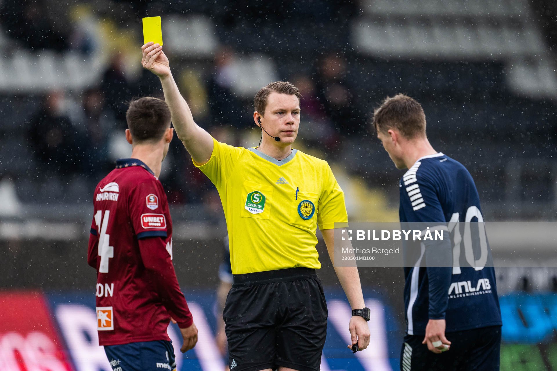 Domare Oscar Johnson visar det gula kortet