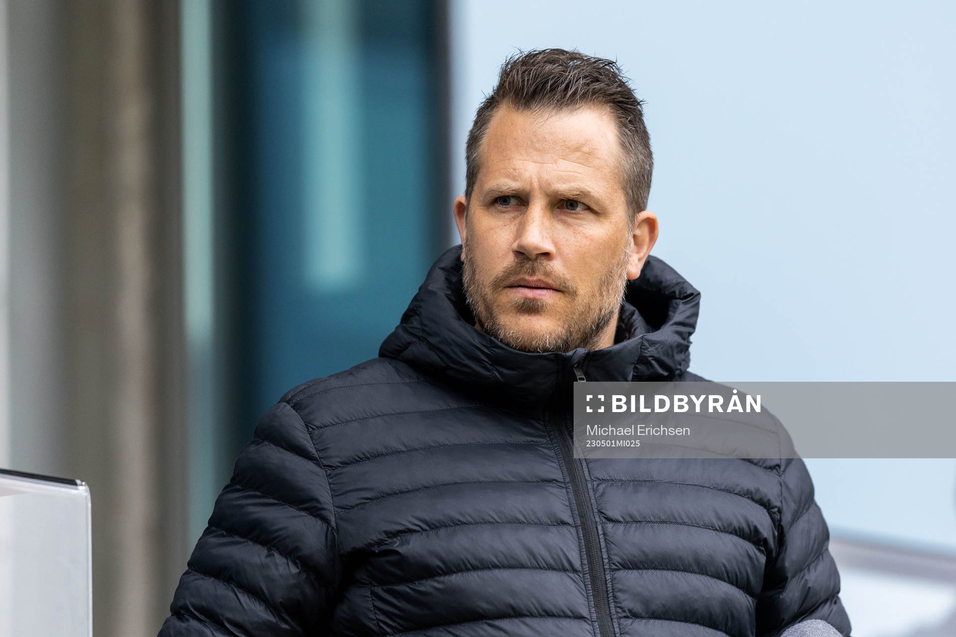 Tobias Hysén på läktaren under fotbollsmatchen i Allsvenskan mellan IFK Göteborg och IFK Norrköping den 1 maj 2023 i Göteborg.