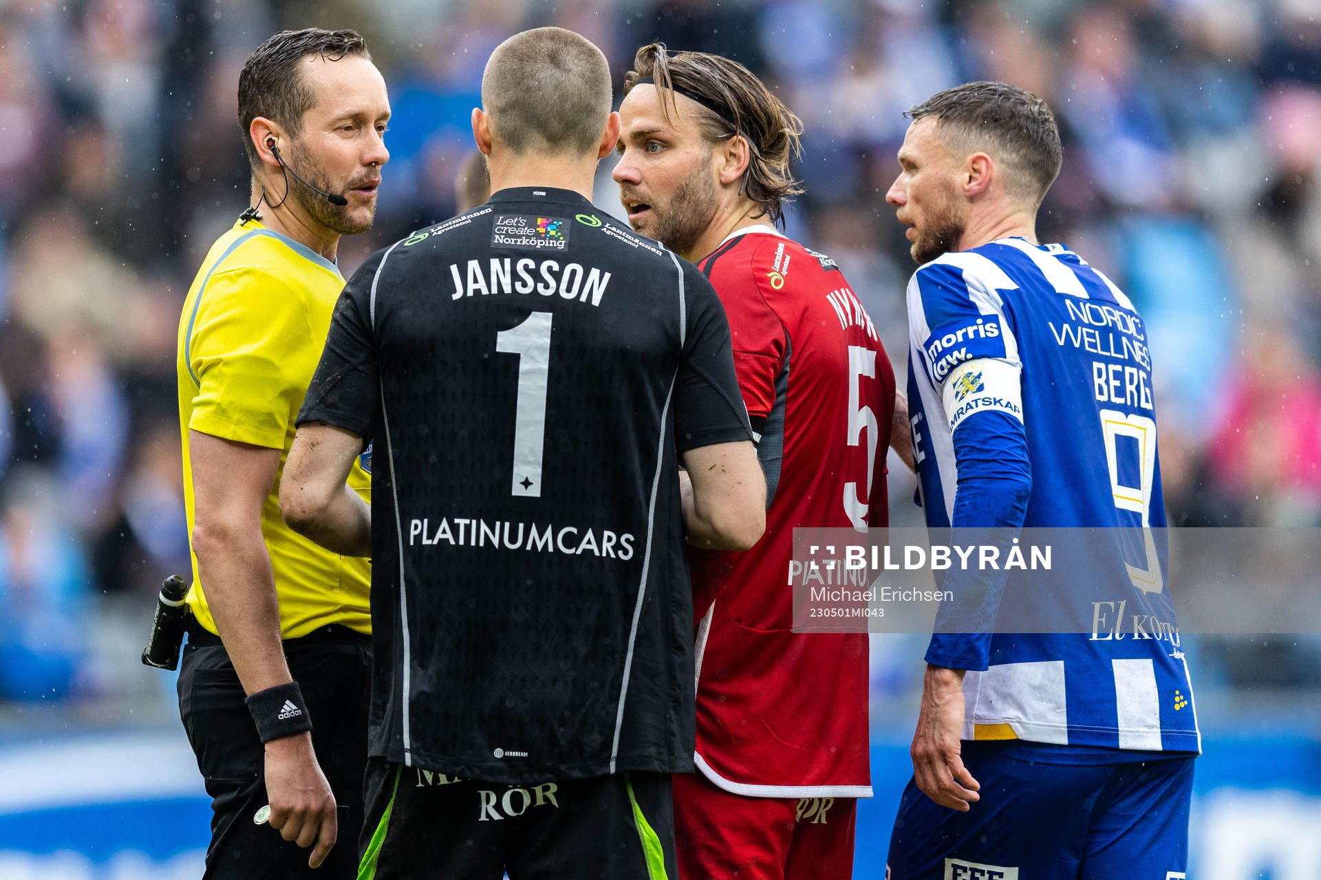 Domare Victor Wolf i diskussion med målvakt Oscar Jansson,