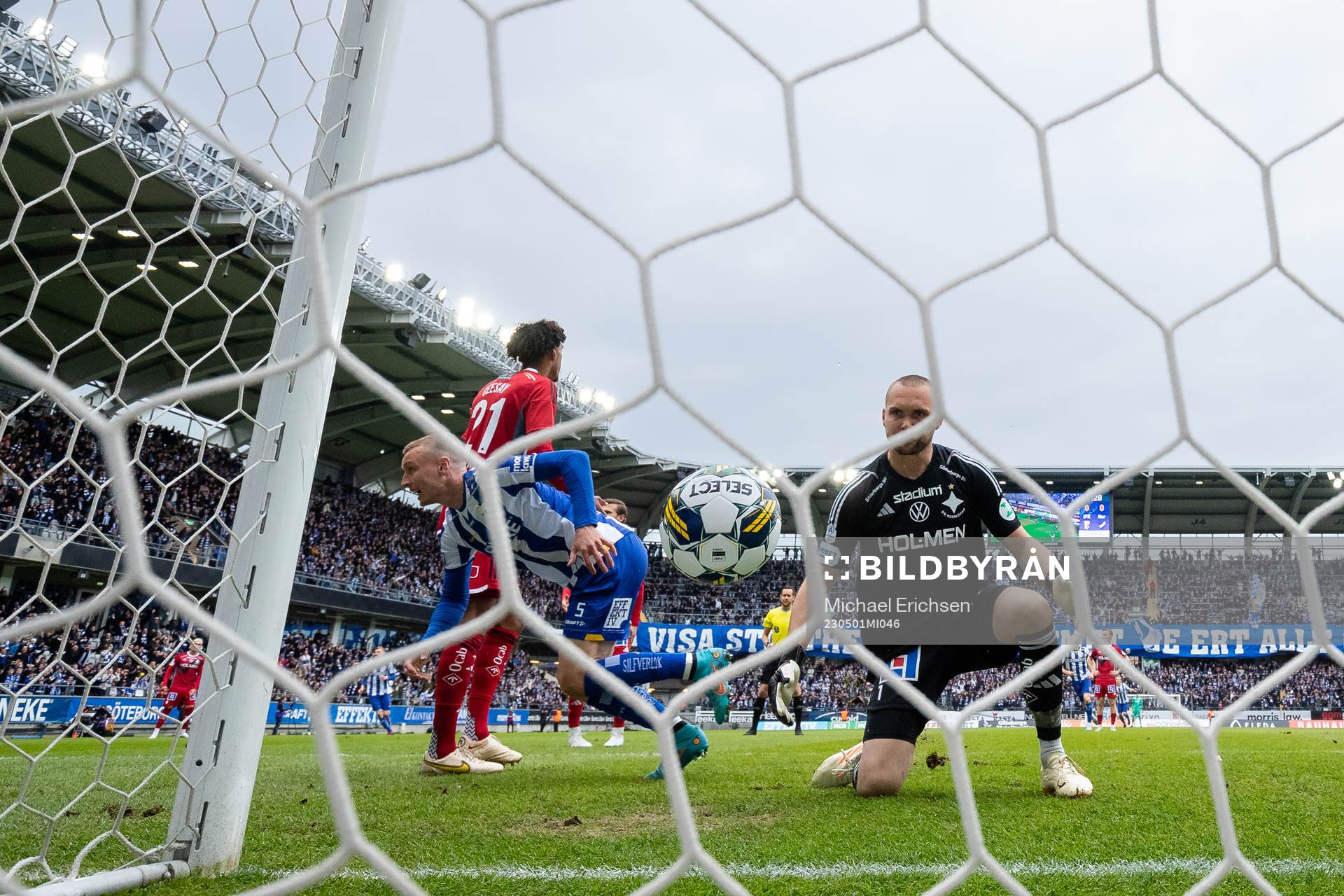 IFK Göteborgs Sebastian Ohlsson skjuter 1-0 i mål bakom