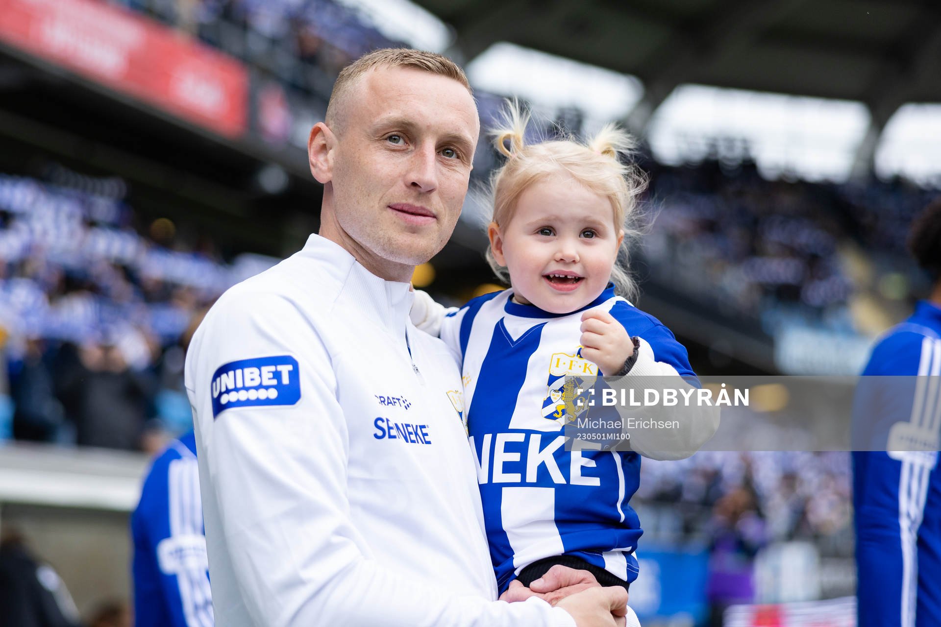IFK Göteborgs Sebastian Ohlsson på väg ut för line up