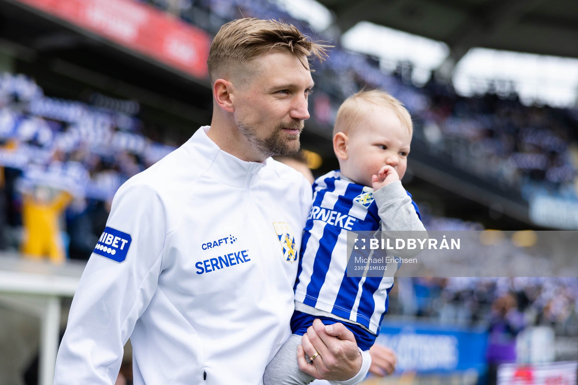 IFK Göteborgs Sebastian Eriksson på väg ut för line up
