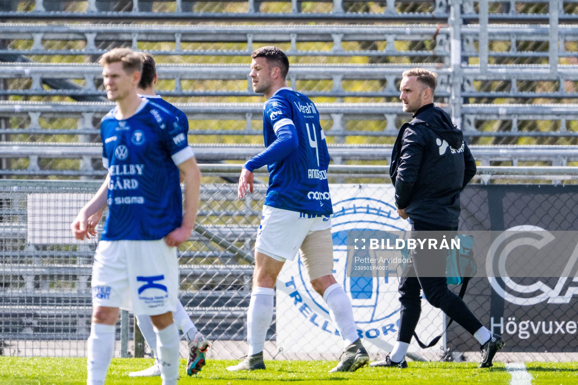 Trelleborgs Mattias Andersson lämnar planen skadad