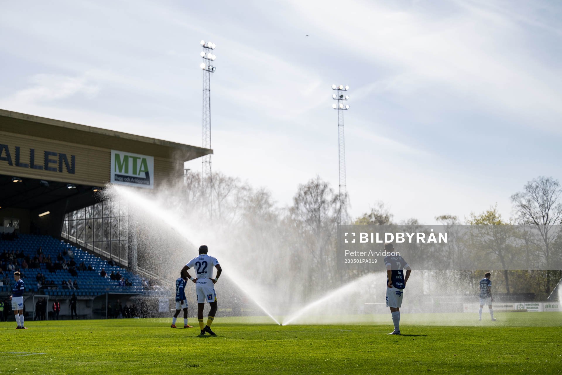 Sprinklersystemet startar under fotbollsmatchen i Superettan mellan Trelleborg och GIF Sundsvall den 1 maj 2023 i Trelleborg. 