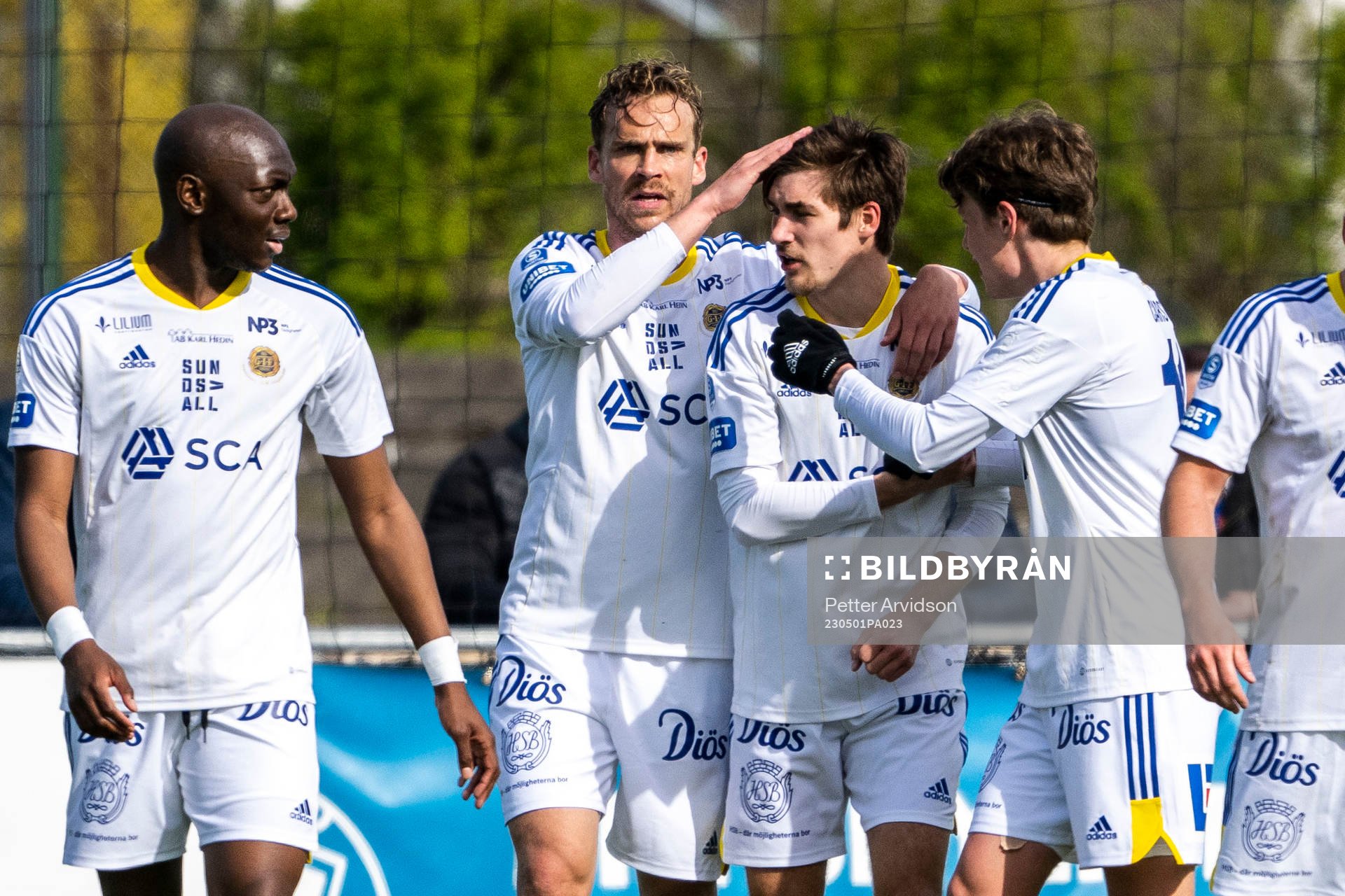 GIF Sundsvalls Pontus Engblom och Johan Bengtsson jublar efter 3-3 under fotbollsmatchen i Superettan mellan Trelleborg och GIF Sundsvall den 1 maj 2023 i Trelleborg.