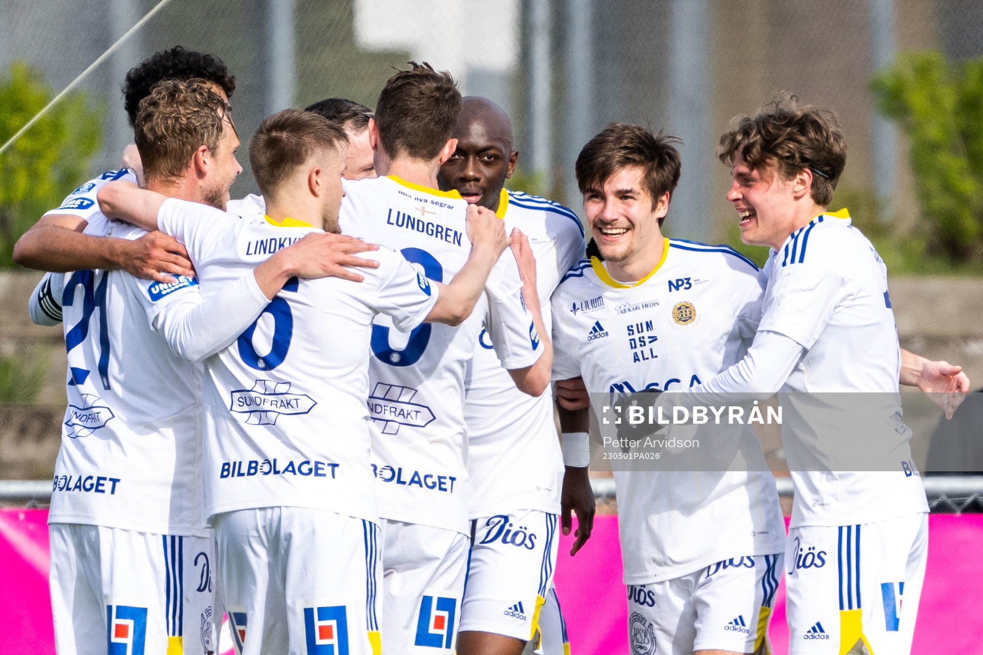 GIF Sundsvalls Johan Bengtsson jublar med lagkamrater