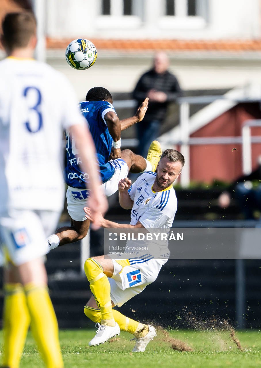 Trelleborgs Henry Offia och GIF Sundsvalls Robert Lundström