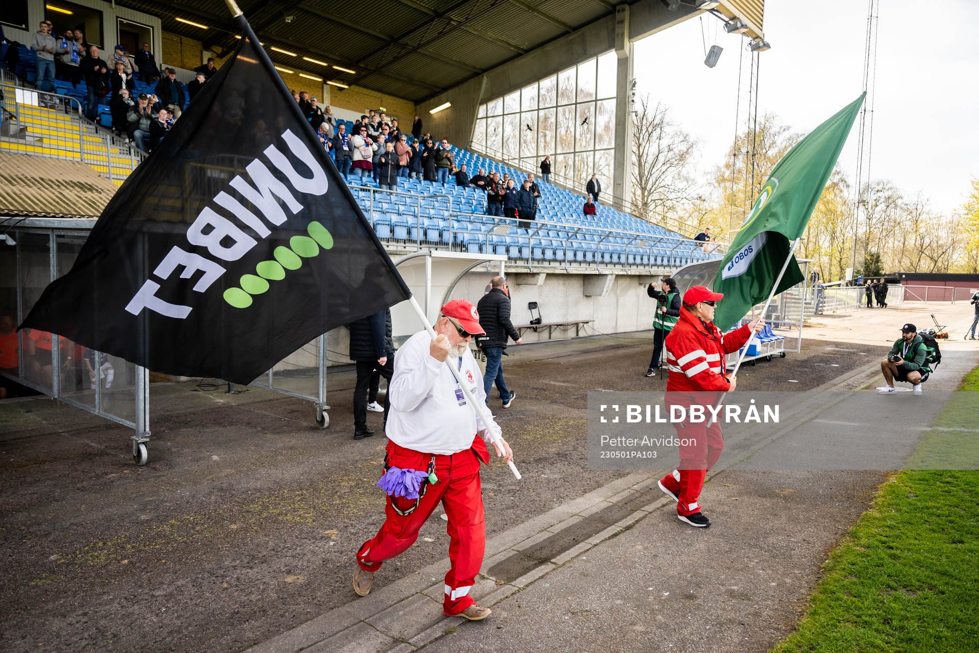 Sjukvårdare går in med vepor från Unibet inför fotbollsmatchen i Superettan mellan Trelleborg och GIF Sundsvall den 1 maj 2023 i Trelleborg.