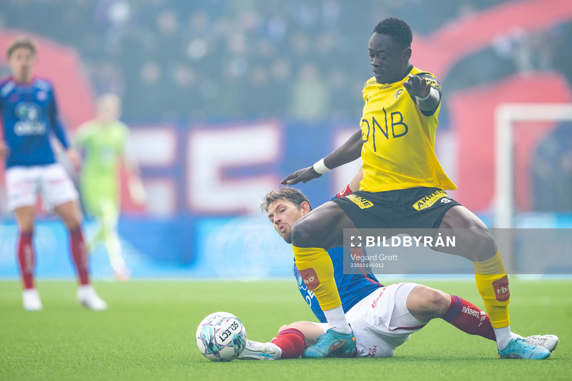 Stefan Strandberg of Vålerenga and Akor Adams of