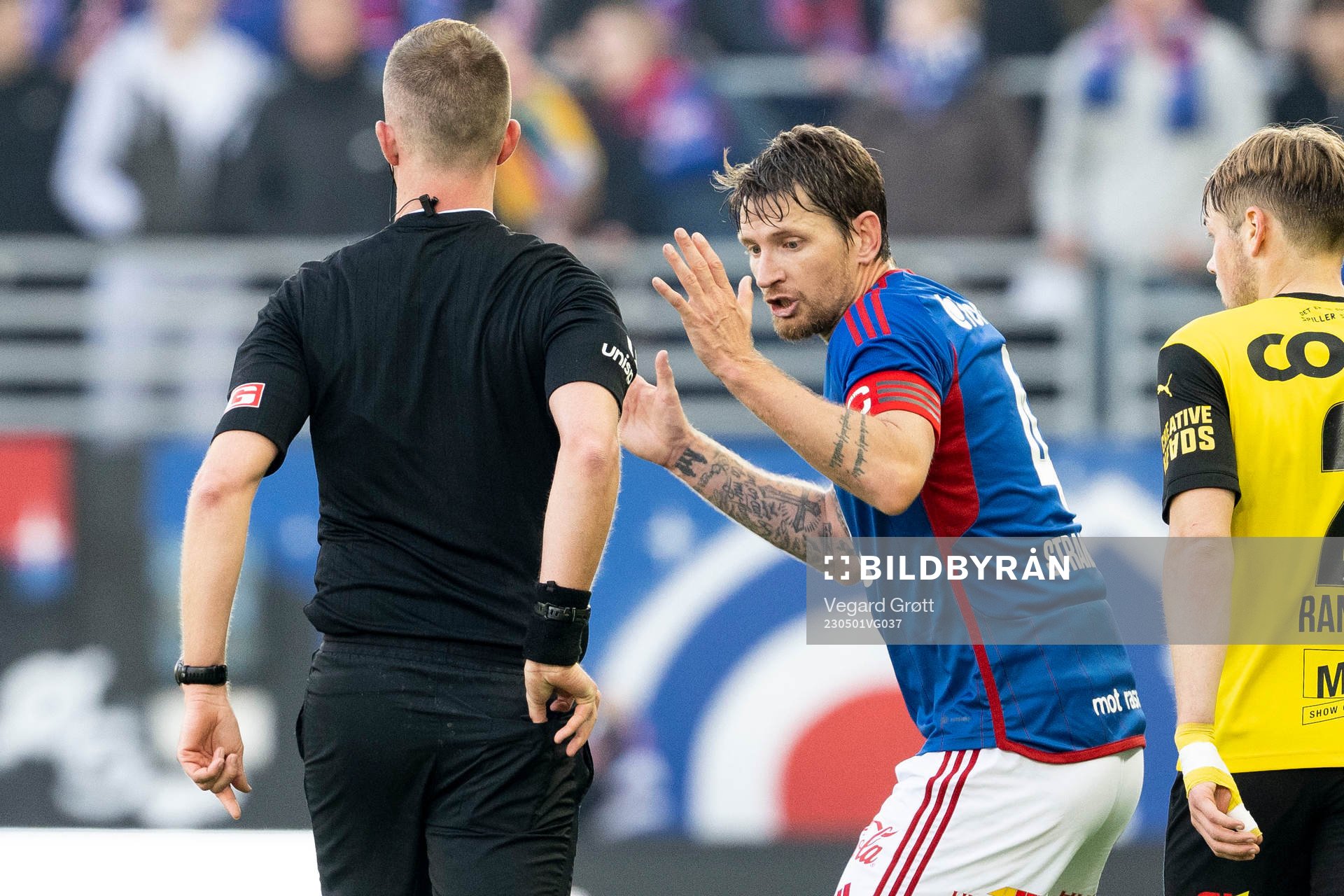 Referee Kristoffer Hagenes and Stefan Strandberg of