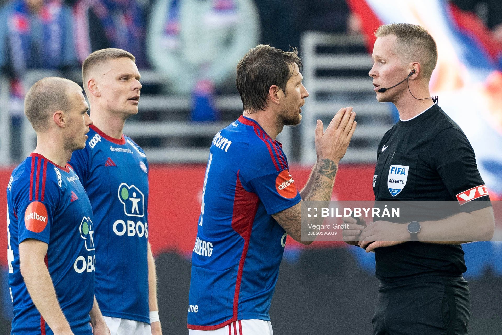 Stefan Strandberg of Vålerenga and Referee Kristoffer Hagenes during the Eliteserien football match between Vålerenga and Lillestrøm on May 1, 2023 in Oslo.
