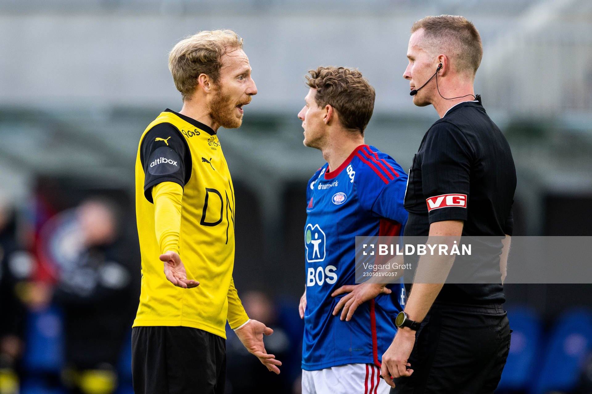 Gjermund Åsen of Lillestrøm and Referee Kristoffer Hagenes during the Eliteserien football match between Vålerenga and Lillestrøm on May 1, 2023 in Oslo.