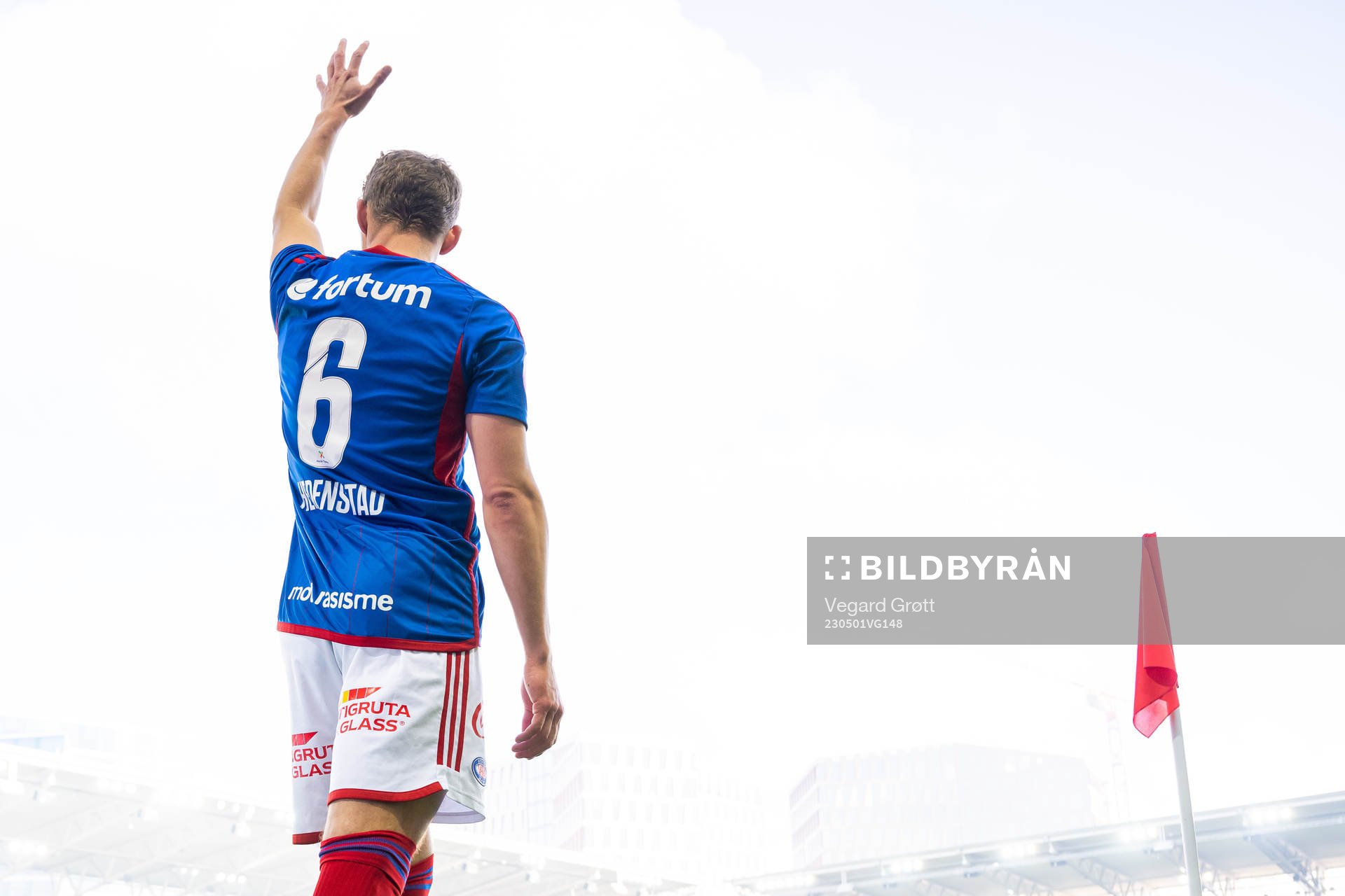 Vegar Eggen Hedenstad of Vålerenga takes a corner kick