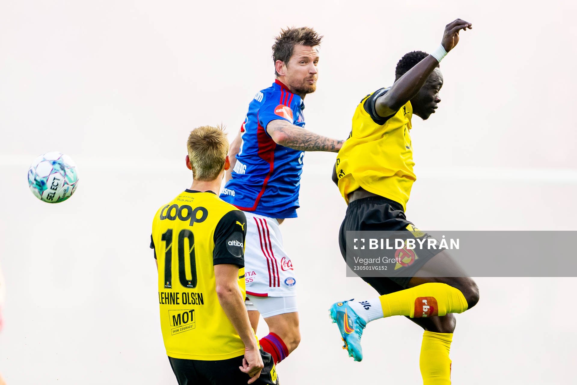 Stefan Strandberg of Vålerenga and Akor Adams of
