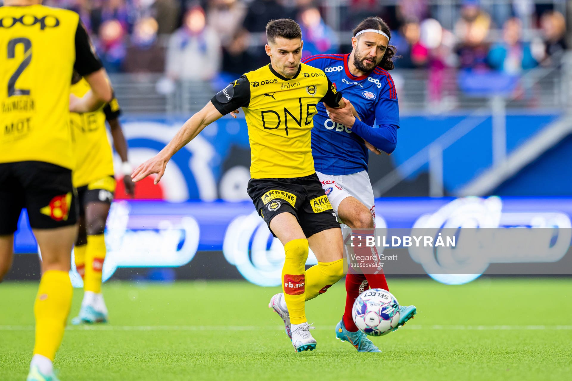 Ylldren Ibrahimaj of Lillestrøm and Leonard Zuta of