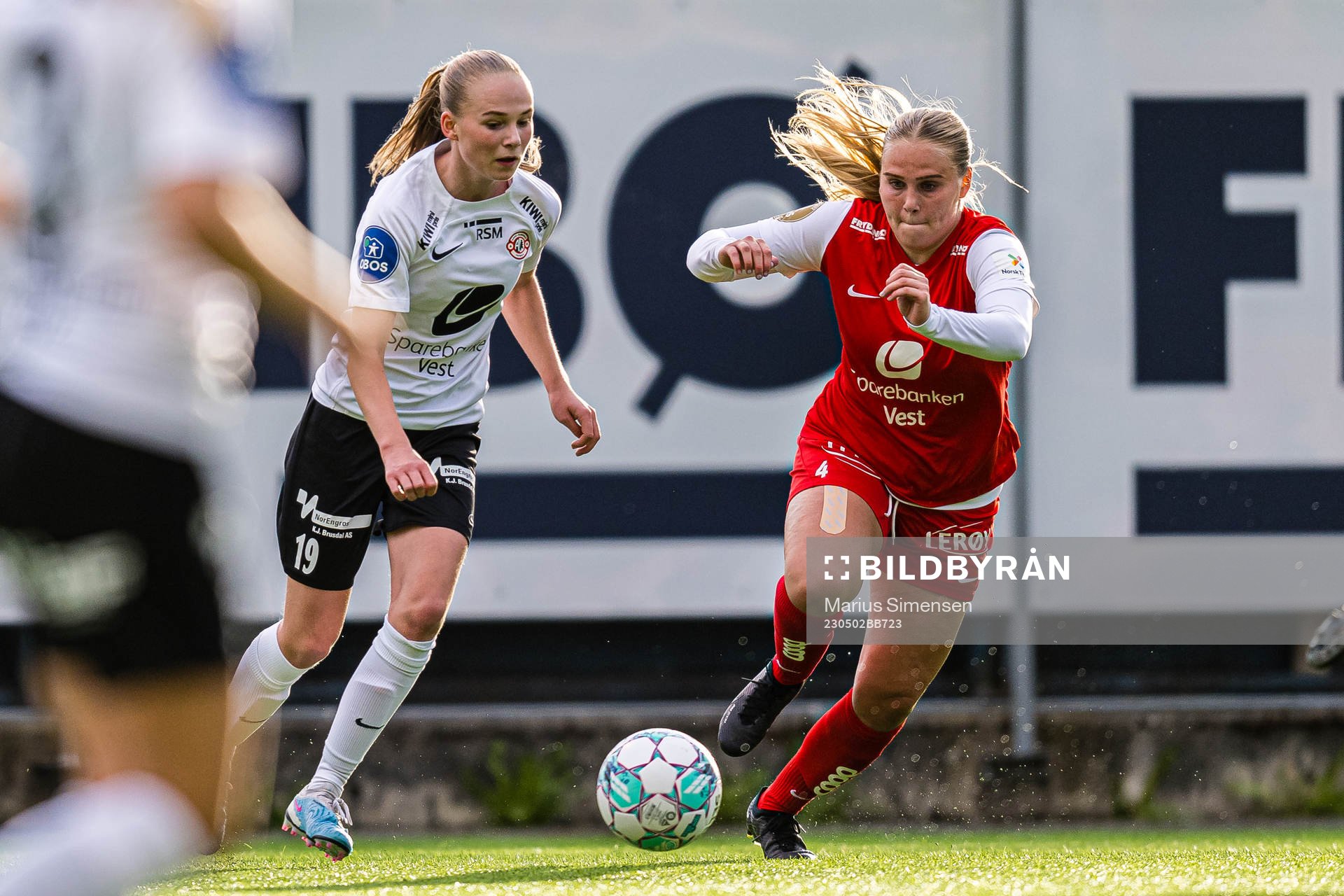 Linnea Sælen of Arna-Bjørnar and Nanne Ruuskanen of Brann