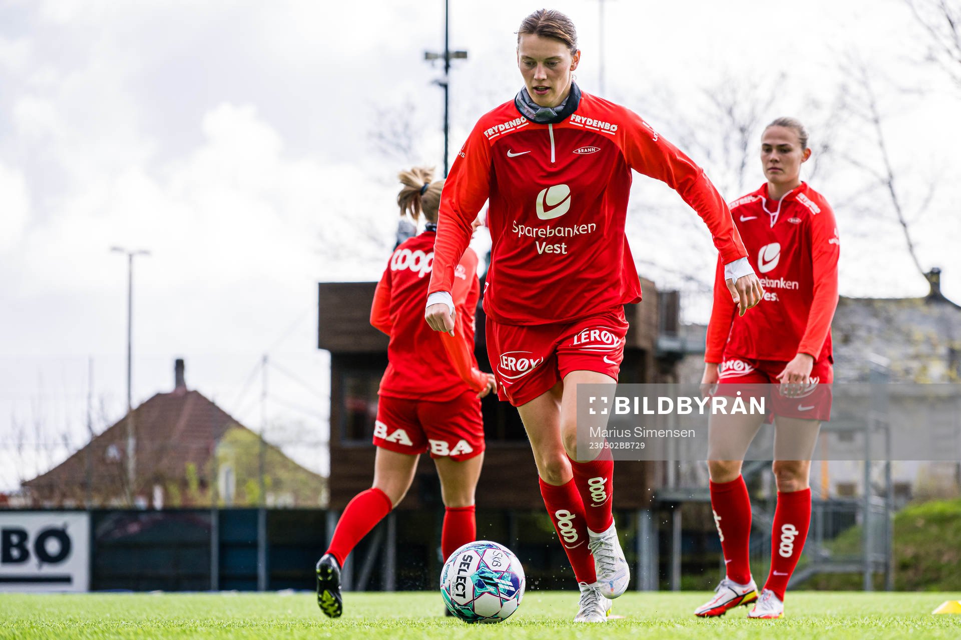Rakel Engesvik of Brann warms up