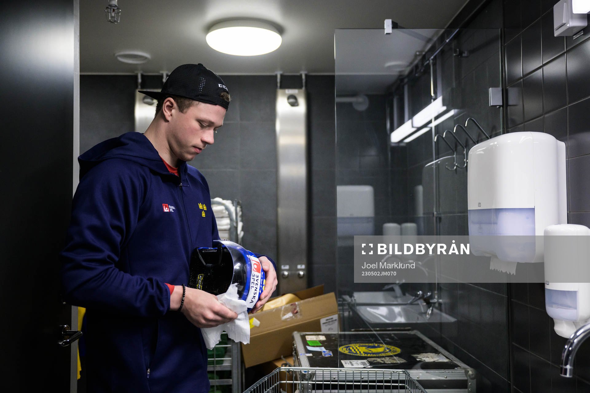 Lucas Raymond of Sweden cleans his helmet