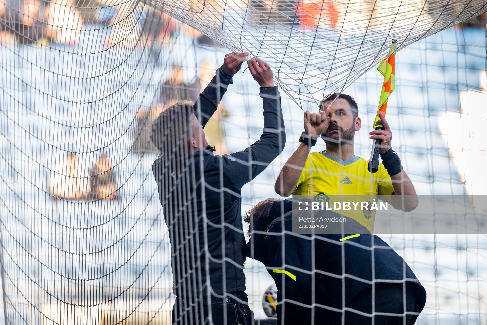 Ett hål i målet försenar matchstarten