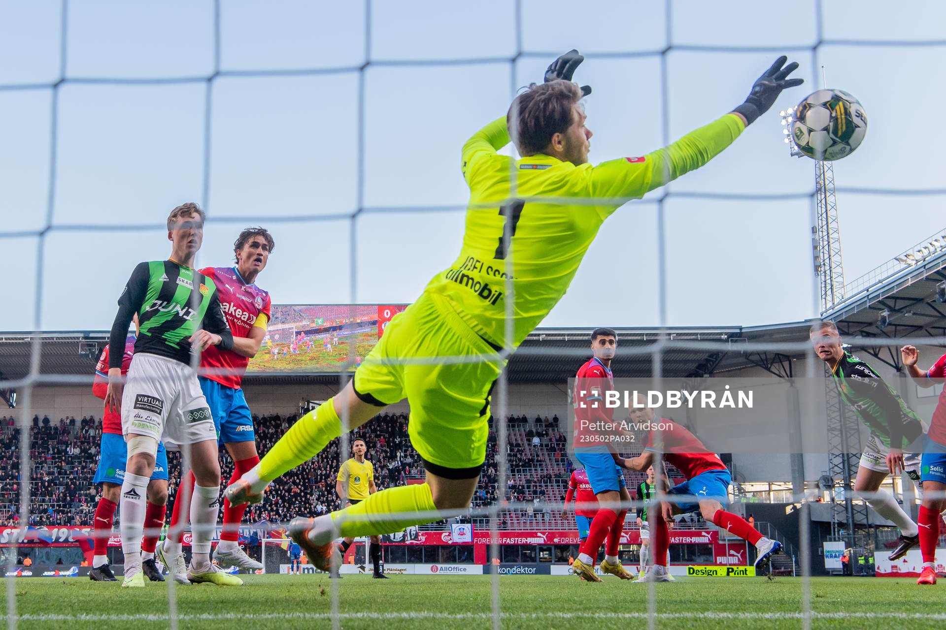 Helsingborgs målvakt Kalle Joelsson räddar målchans