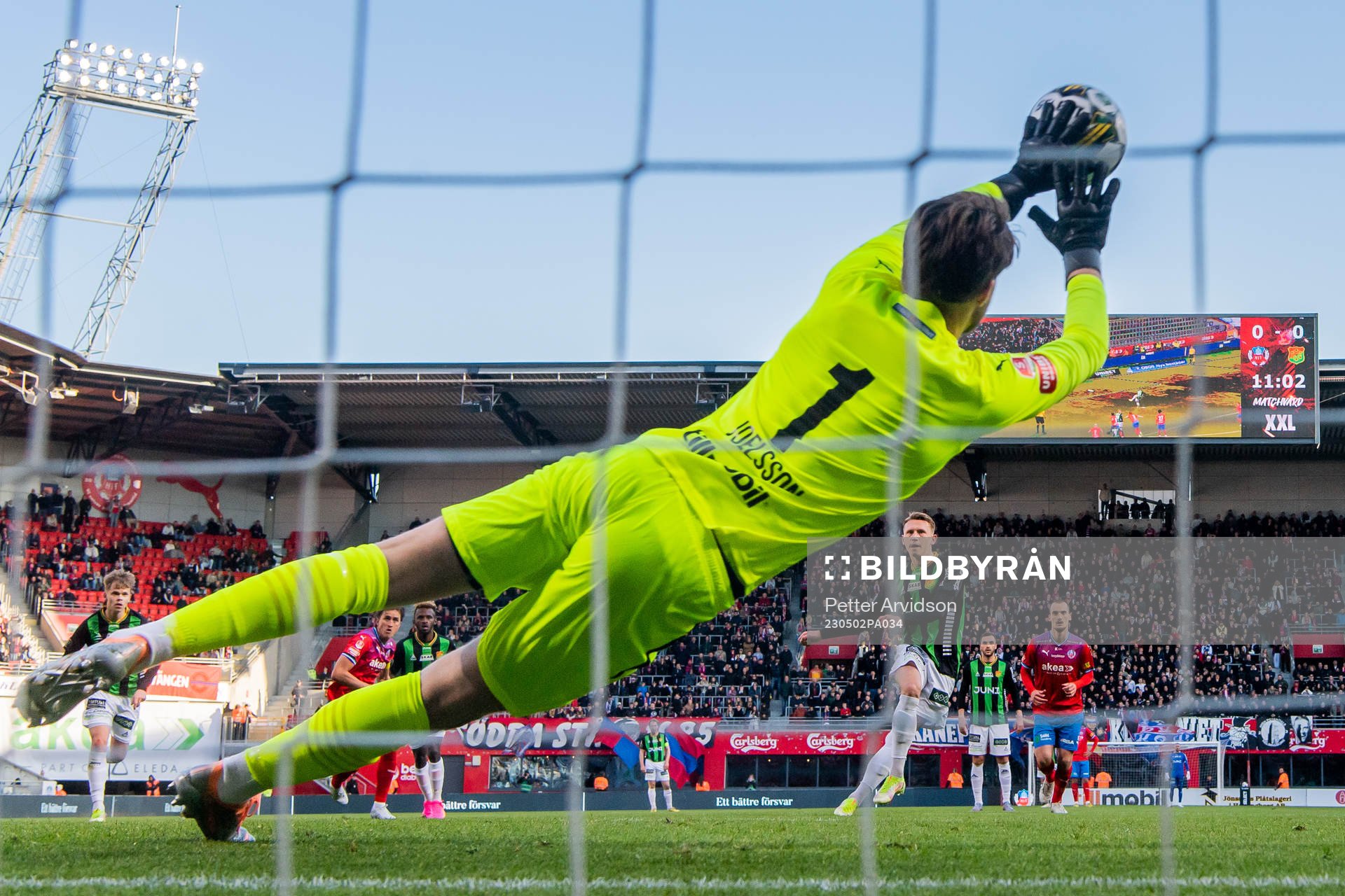 GAISs Julius Lindberg skjuter in 0-1 målet på straff mot Helsingborgs målvakt Kalle Joelsson under fotbollsmatchen i Superettan mellan Helsingborg och GAIS den 2 maj 2023 i Helsingborg.