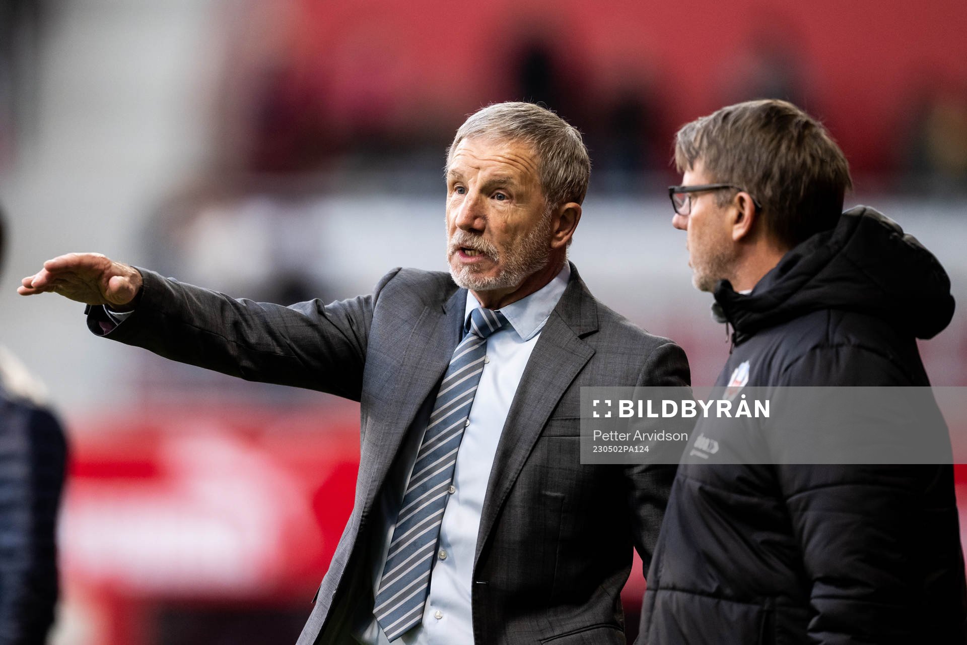 Helsingborgs tränare Stuart Baxter och assisterande tränare Hans Eklund under fotbollsmatchen i Superettan mellan Helsingborg och GAIS den 2 maj 2023 i Helsingborg.