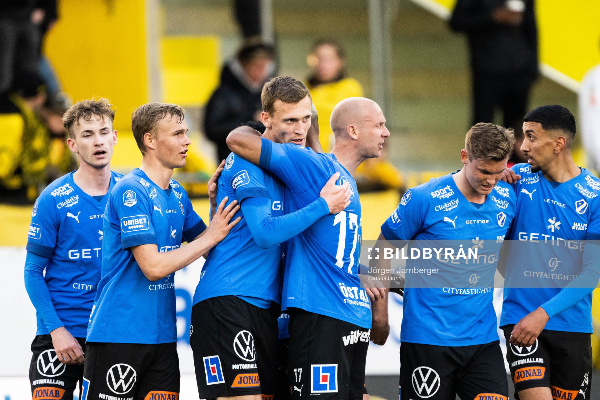 Halmstads Viktor Granath jublar med lagkamrater